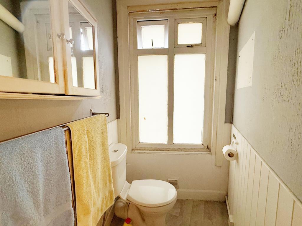 Lot: 68 - STUDIO FLAT FOR INVESTMENT - Shower Room